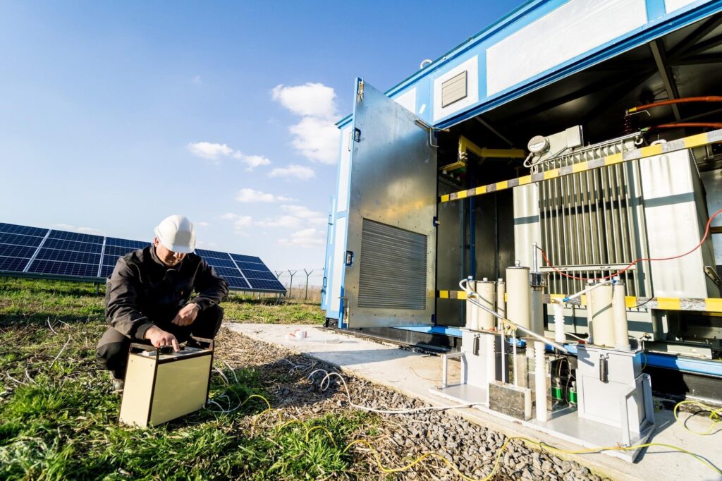How an Off-Grid Inverter Works with Solar Panels?